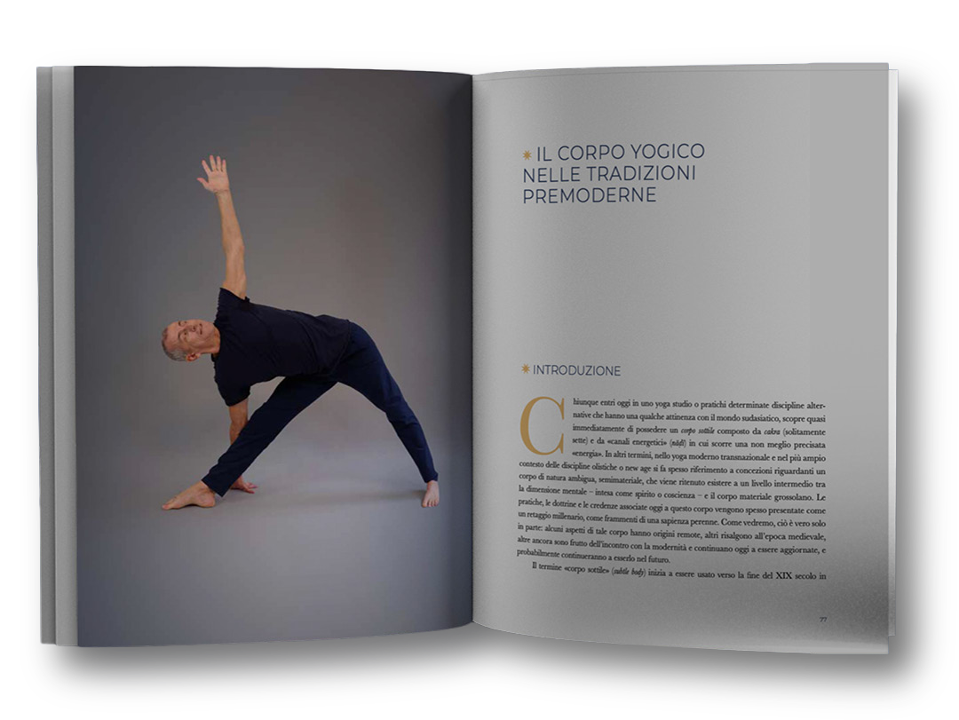 Un volume aperto: a sinistra Piero Vivarelli in una posizione in piedi, a destra una pagina di testo